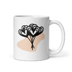 Caneca branca com  desenho à esquerda da alça da caneca, composto por contorno preto de bouquet de corações, com apontamento de mancha de cor rosa claro no fundo.